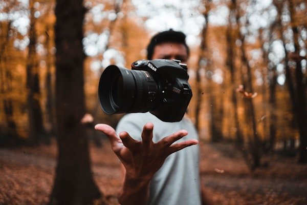 Fotógrafo operando câmera